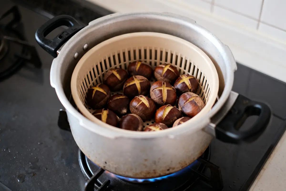 Cuisson des chataignes à l'eau à la cocotte minute sur gazinière avec panier vapeur