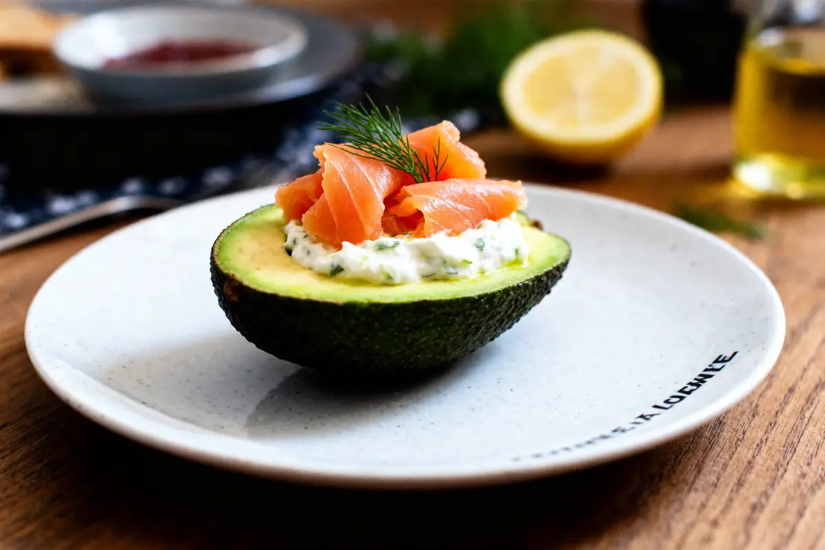 Avocat garni de saumon fumé, une recette d'entrée froide gastronomique facile et élégante