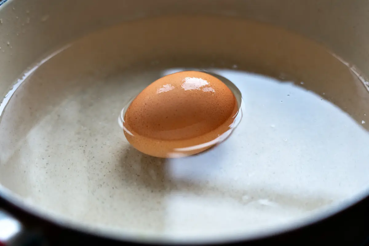 Test de l’oeuf dans l’eau : Comment vérifier sa fraîcheur facilement ?
